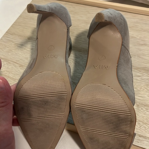 MIA Gray Heels.   Suede Size 7 Med Stunning Worn once - Picture 5 of 6